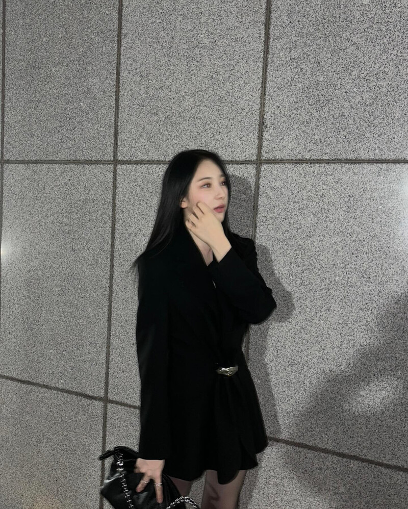 241019 Lee Chaeyeon Instagram Update with Kwon Eunbi documents 2