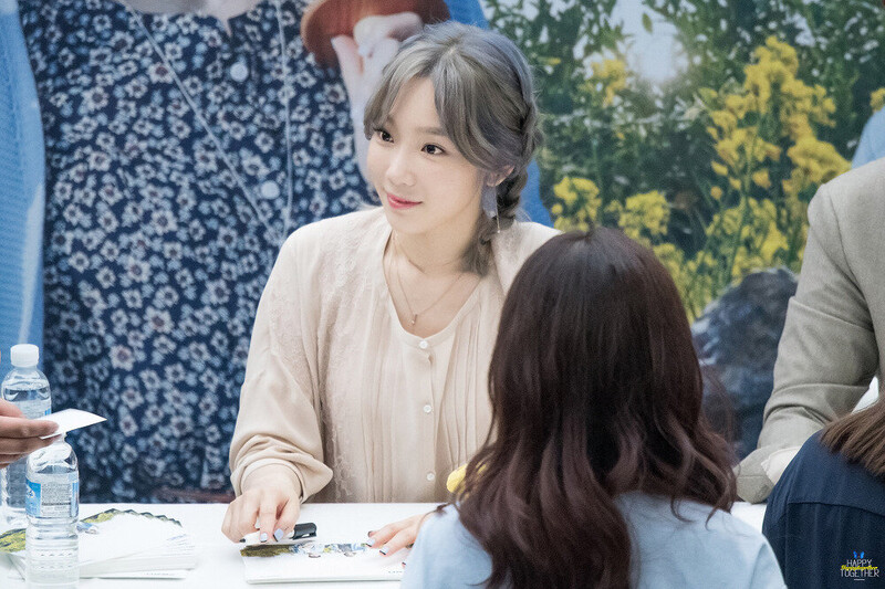 160923 Girls' Generation Taeyeon & Super Junior Kyuhyun at COEX 'Samdasoo' Fansign documents 14