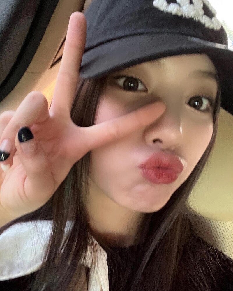 220519 NMIXX Instagram Update - Jiwoo documents 4