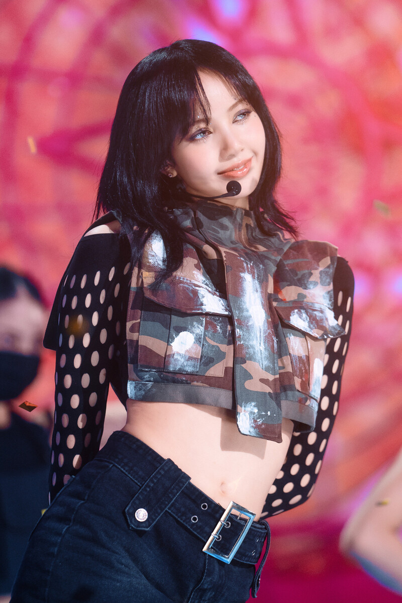 220828 BLACKPINK Lisa - 'Pink Venom' at Inkigayo documents 20