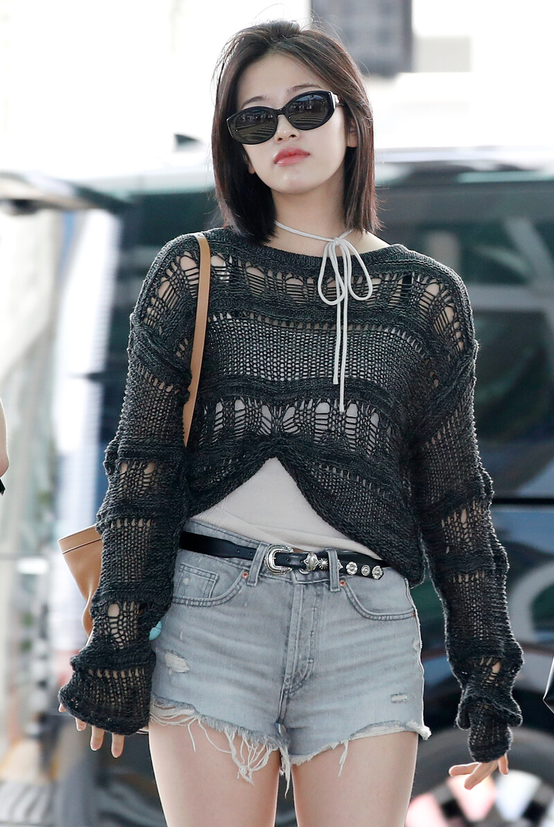 240801 IVE Yujin at Incheon International Airport documents 2