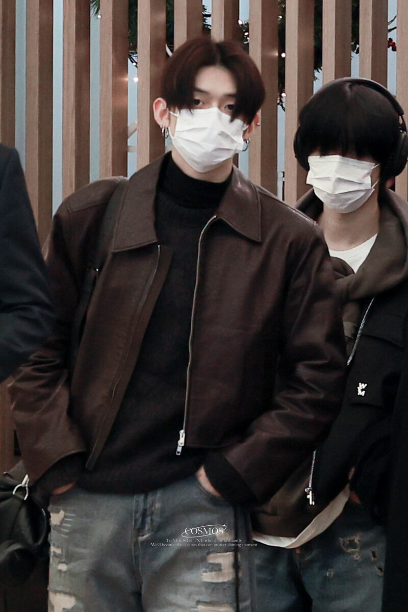 250103 TXT Yeonjun at Incheon Airport documents 3