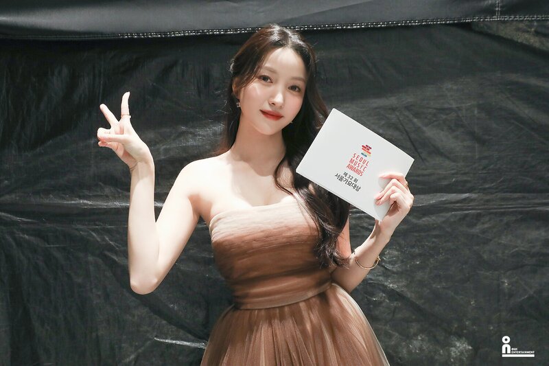 230201 OUI Entertainment Naver Post - Kim Sowon at The 32nd Seoul Music Awards Behind documents 15