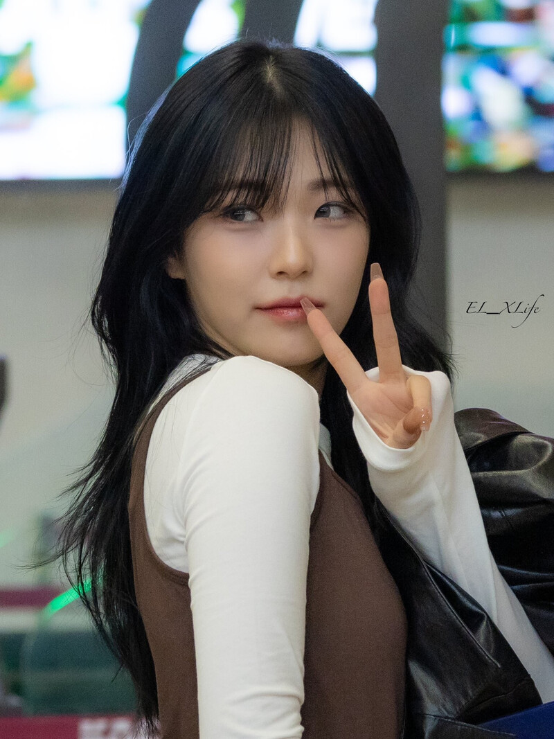 241109 fromis_9 Jiheon at Gimpo International Airport documents 7