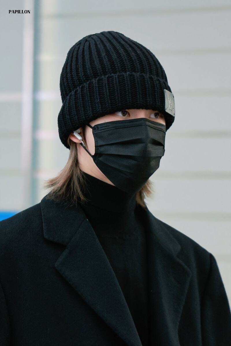 250103 SEVENTEEN The8 at Incheon International Airport documents 3