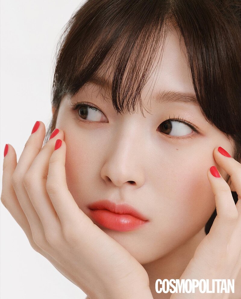 Oh My Girl's Arin for CLARINS x Cosmopolitan Korea June 2022 Issue documents 2