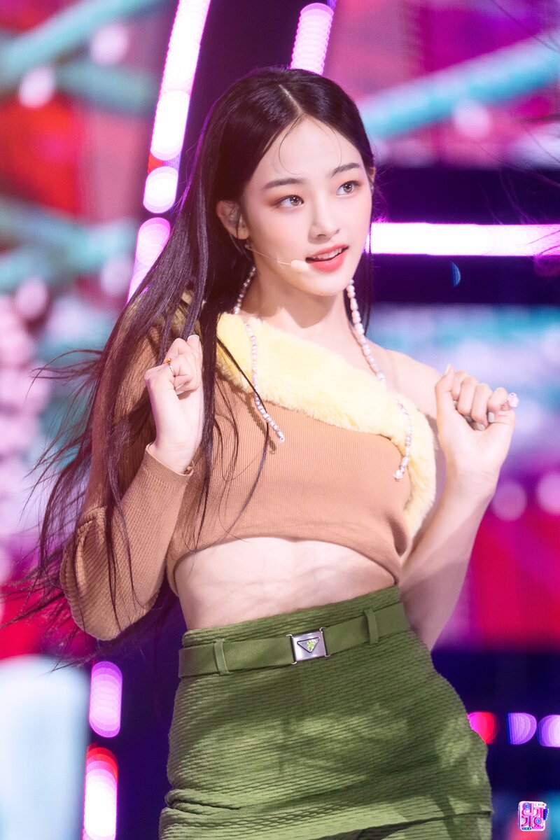 220821 NewJeans Minji - 'Attention' at Inkigayo documents 16