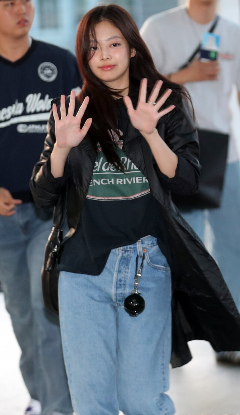 240502 Jennie at Incheon International Airport documents 3