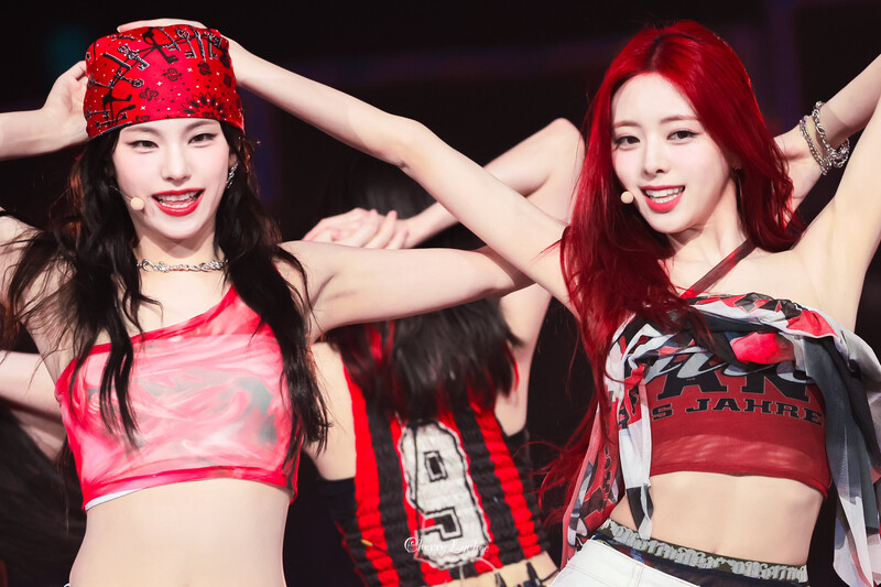 240602 ITZY Yeji & Yuna at K-Wave Concert Inkigayo documents 2