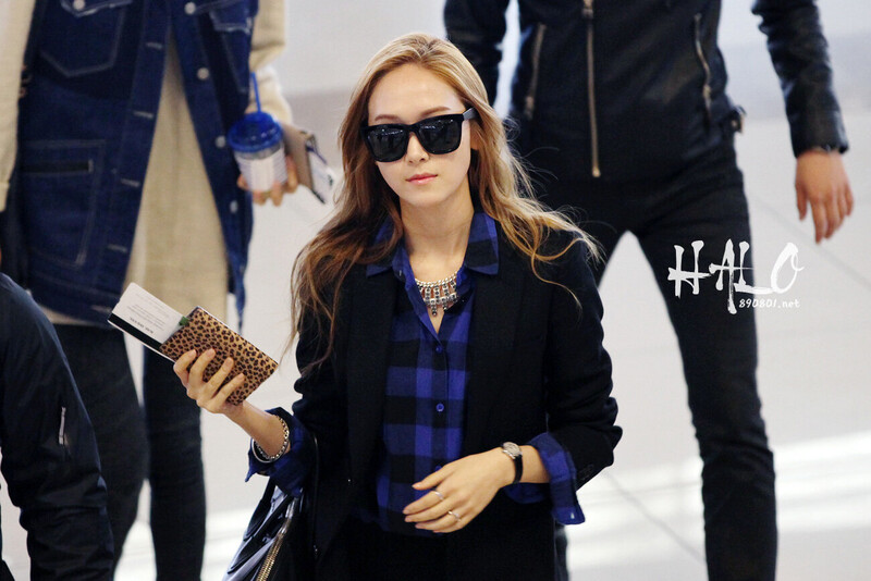 130325 Girls' Generation Jessica at Gimpo Airport documents 1