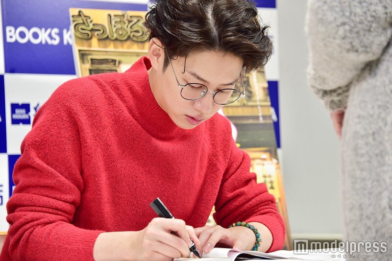 170108 Heechul at 'My Ramen Ful-Life' Fansign documents 1