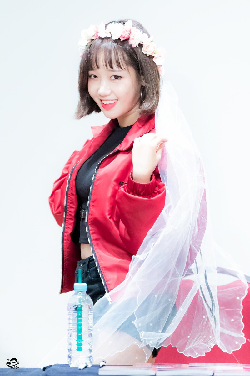 181021 Weki Meki Yoojung at 'KISS, KICKS' Youngdeungpo Fansign documents 2