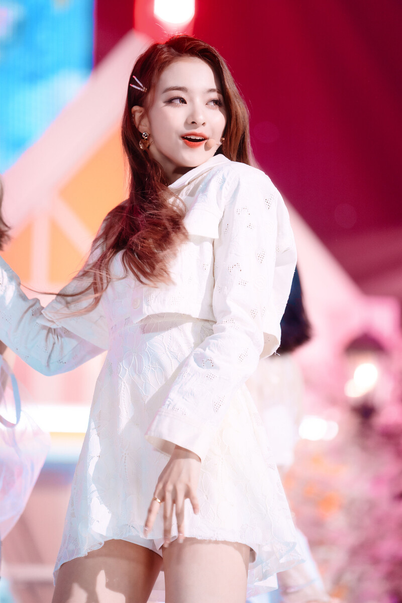 220123 fromis_9 Nagyung - 'DM' at Inkigayo documents 17