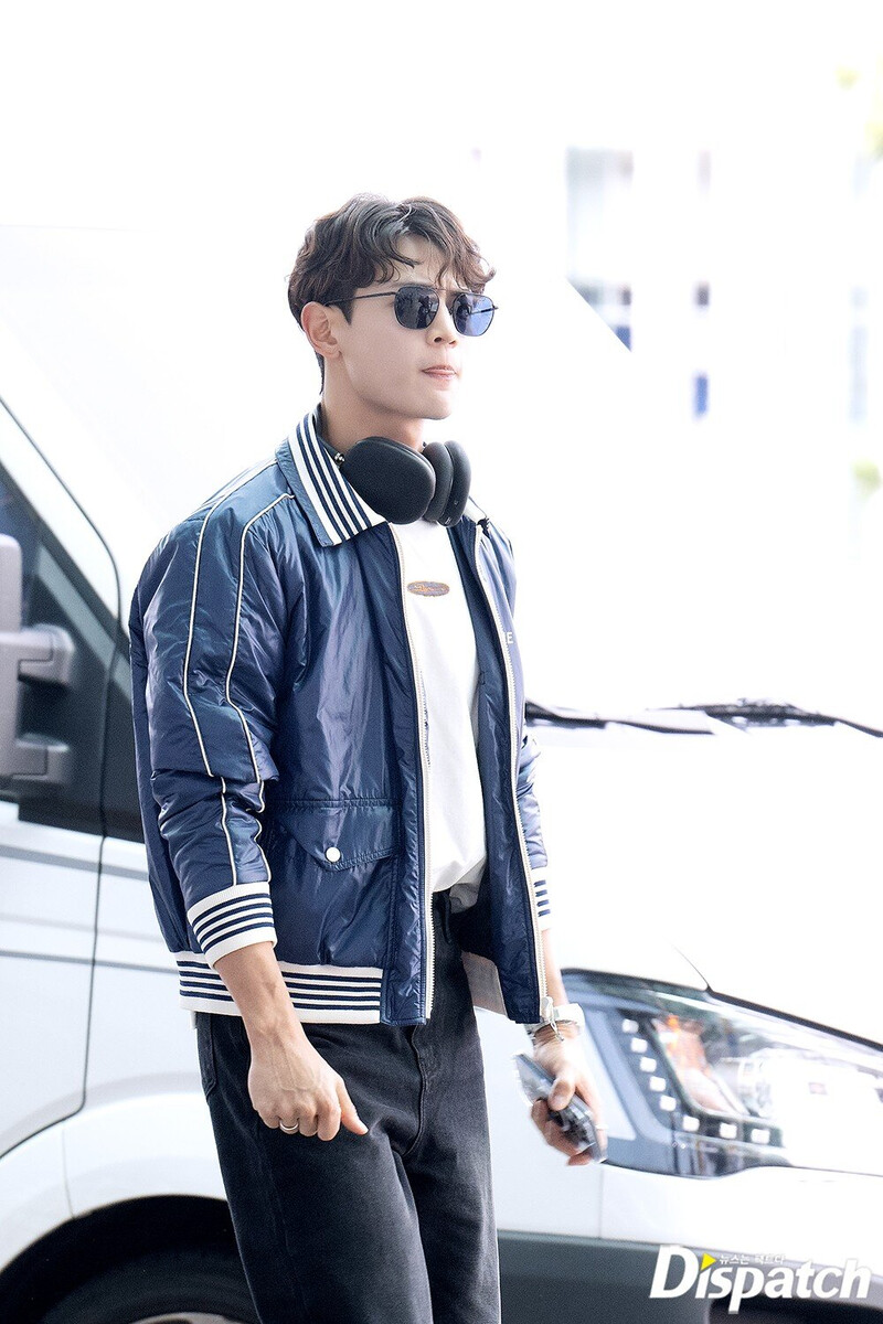 230720 SHINEE Minho at Incheon International Airport heading to Madrid, Spain documents 3