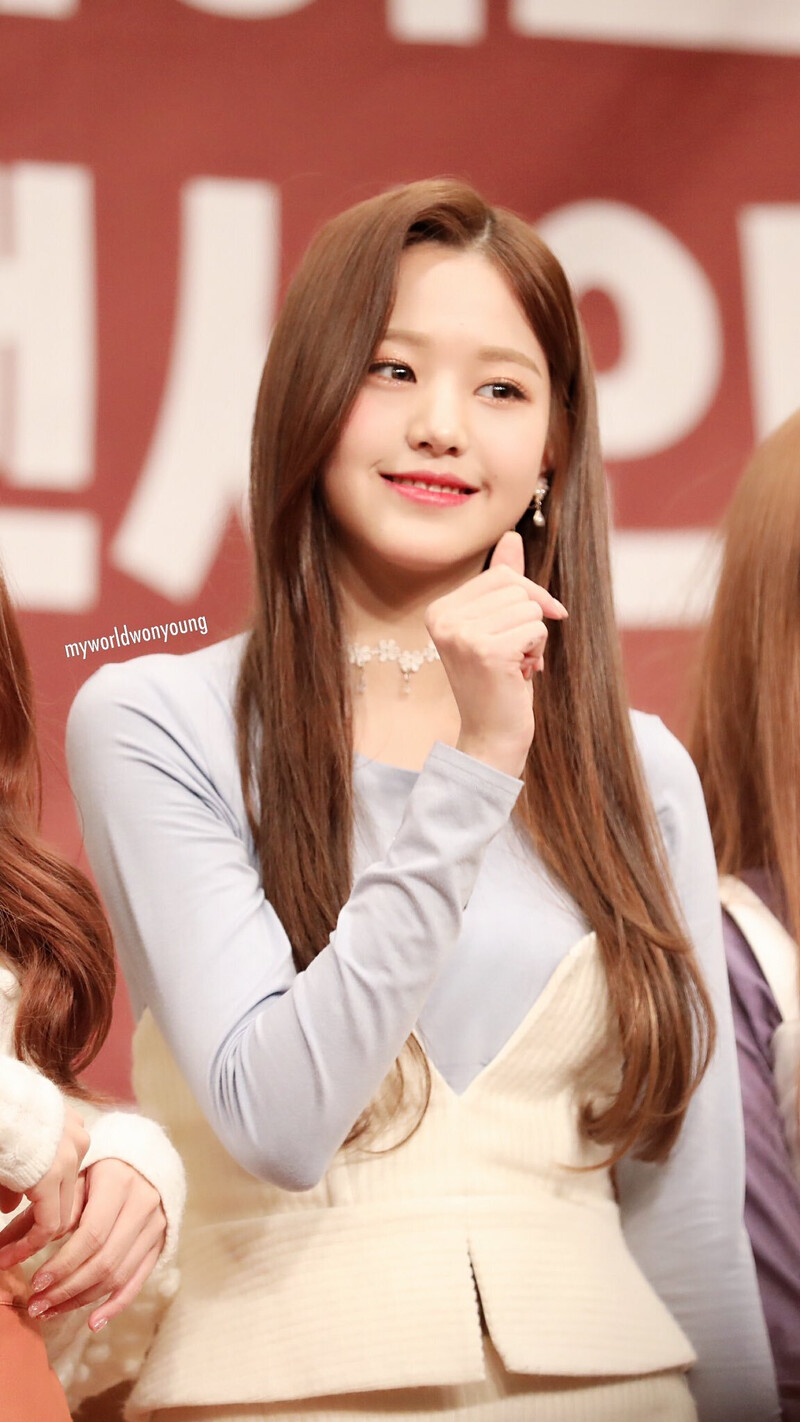 181117 IZ*ONE Wonyoung at Fansign documents 16