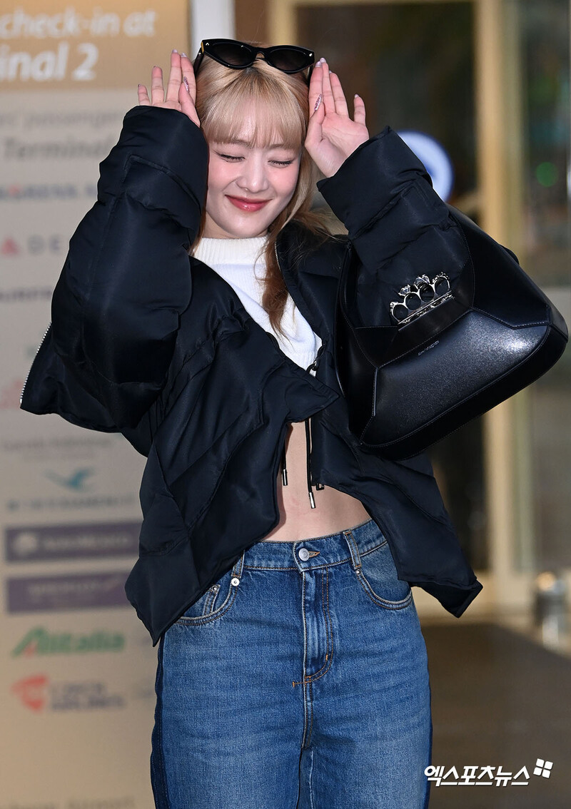 230103 (G)I-DLE Minnie - Incheon International Airport documents 5