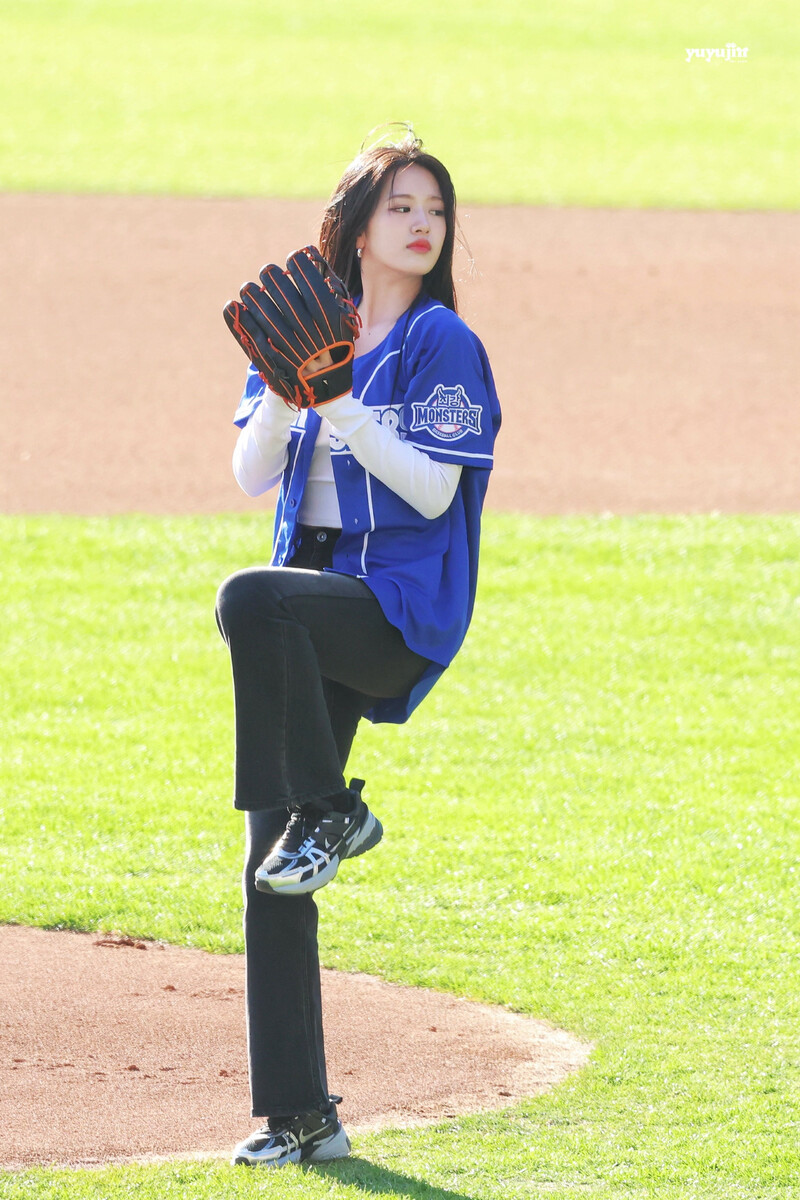 241117 IVE Yujin - First Pitch at Jamsil Baseball Stadium documents 2