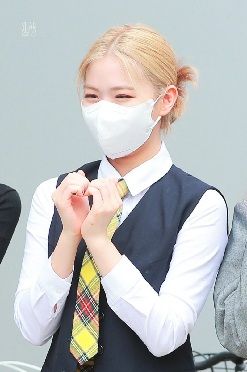 210422 ITZY Ryujin on the way to film Knowing Brothers documents 4