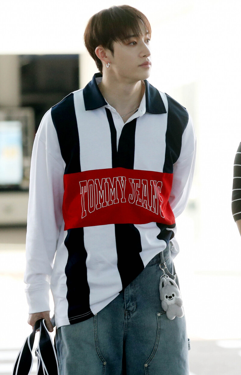 240731 StrayKids Bang Chan at Incheon International Airport documents 1