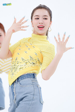 220614 MBC Naver post - WOOAH LUCY at Weekly Idol - Episode 566