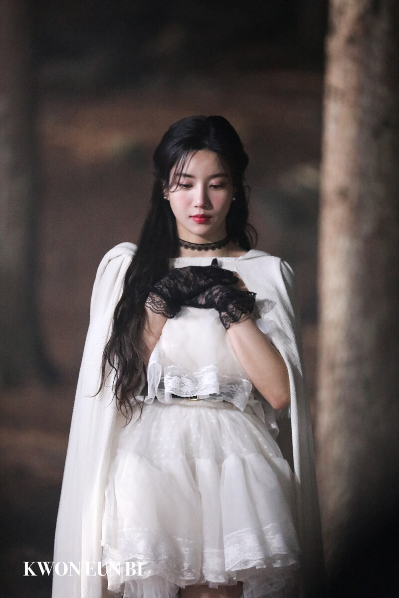 220315 Woollim Naver - Kwon Eunbi 'ESPER' MV Behind documents 14