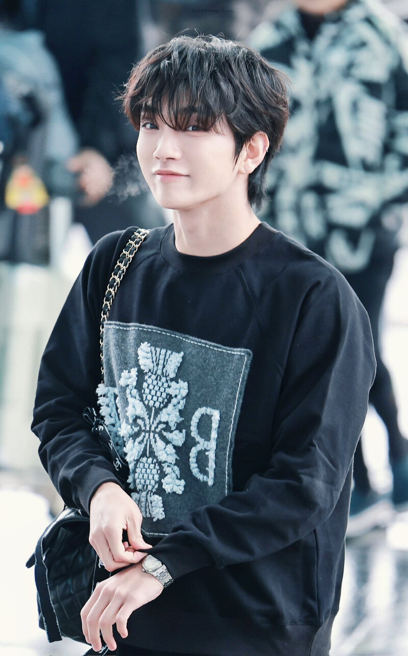 240222 SEVENTEEN Joshua at Incheon International Airport documents 8