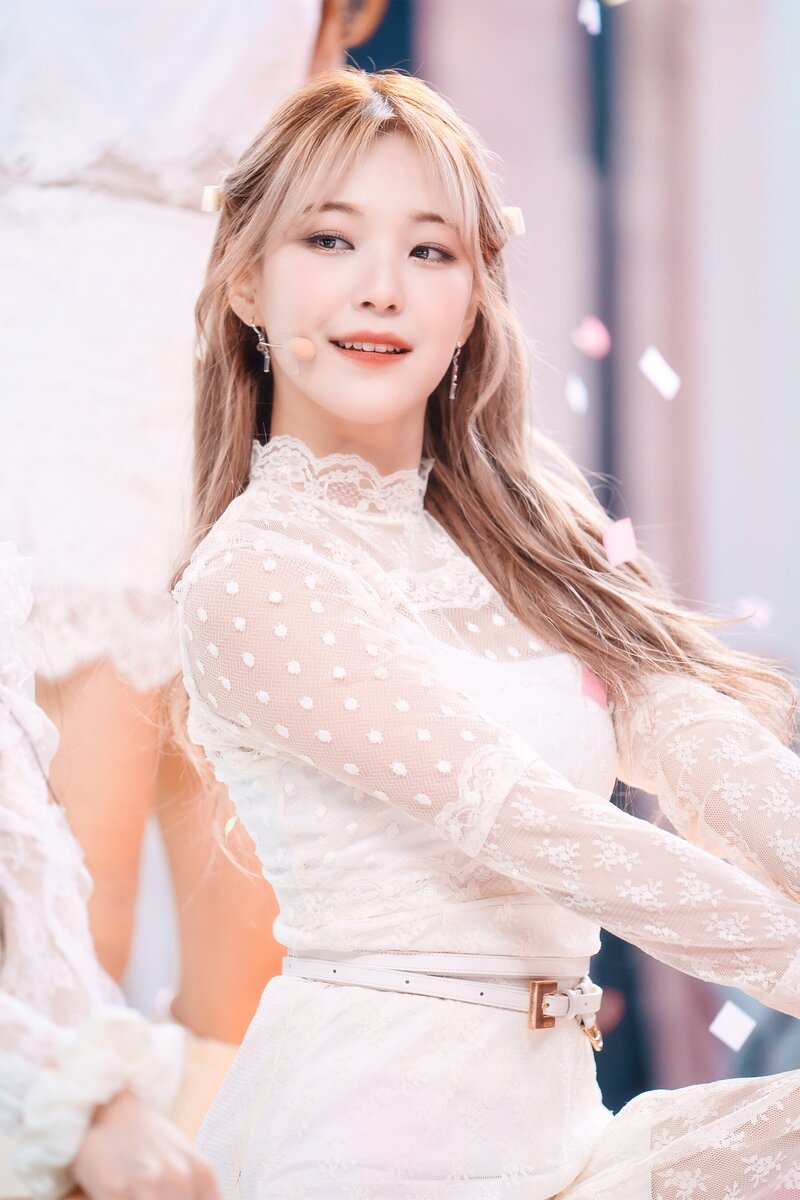 220123 fromis_9 Jiheon - 'DM' at Inkigayo documents 3
