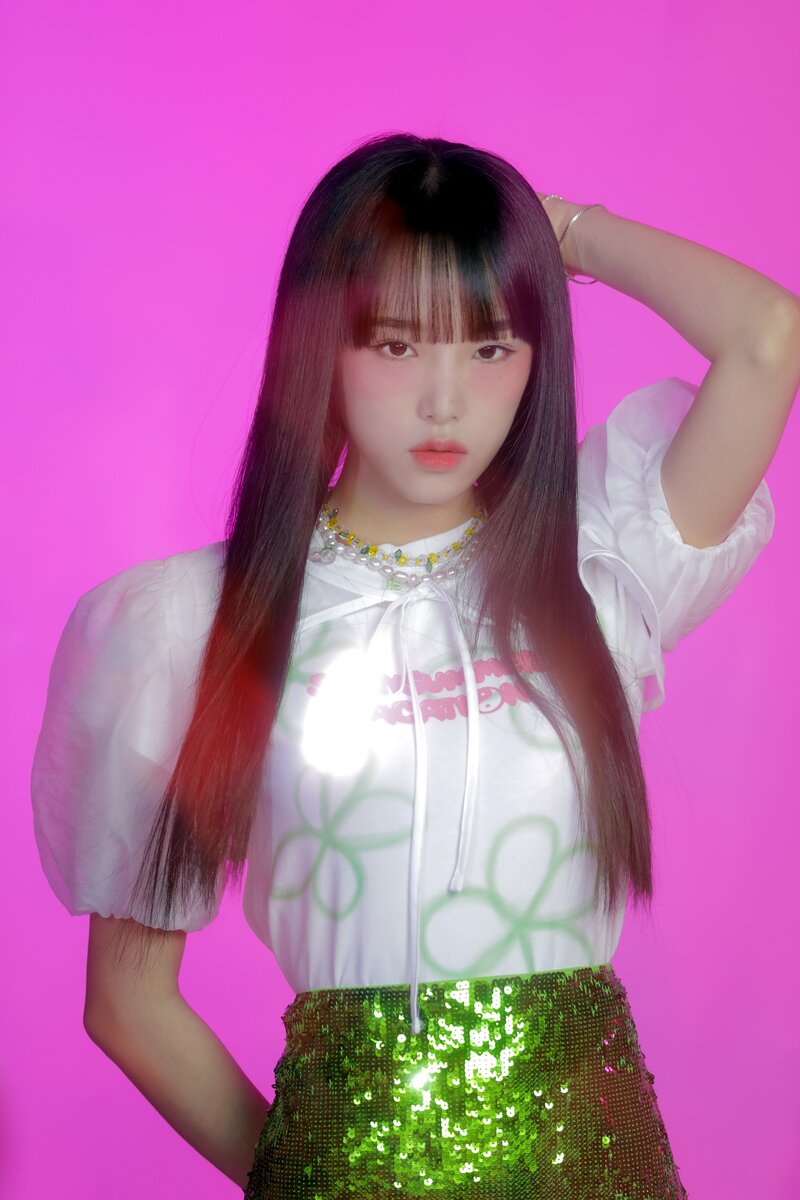 220629 Yuehua Naver Post - Yena - Cosmopolitan July Issue Behind documents 3