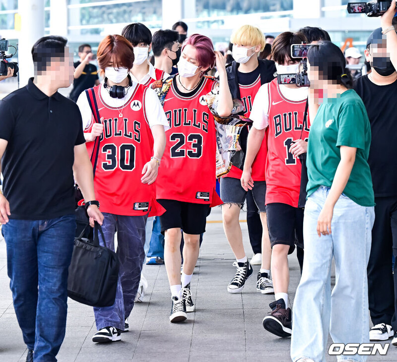 230802 TXT at Incheon International Airport heading to Chicago documents 9