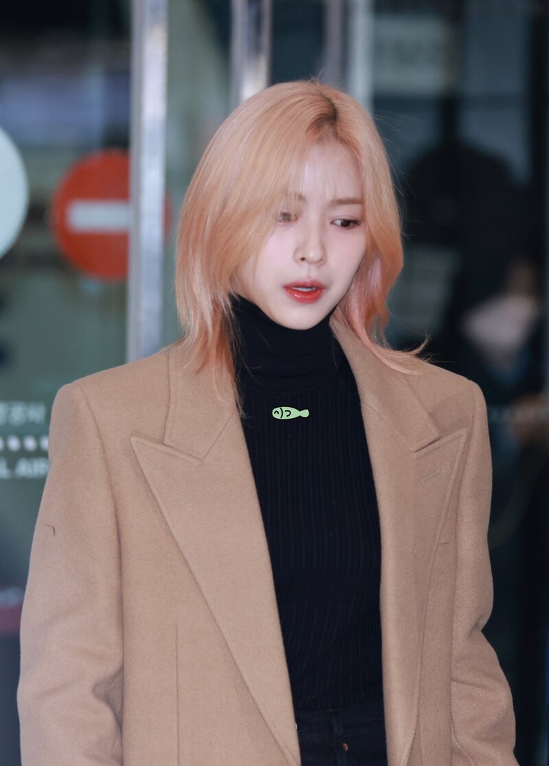 231208 ITZY Ryujin at Gimpo International Airport documents 7