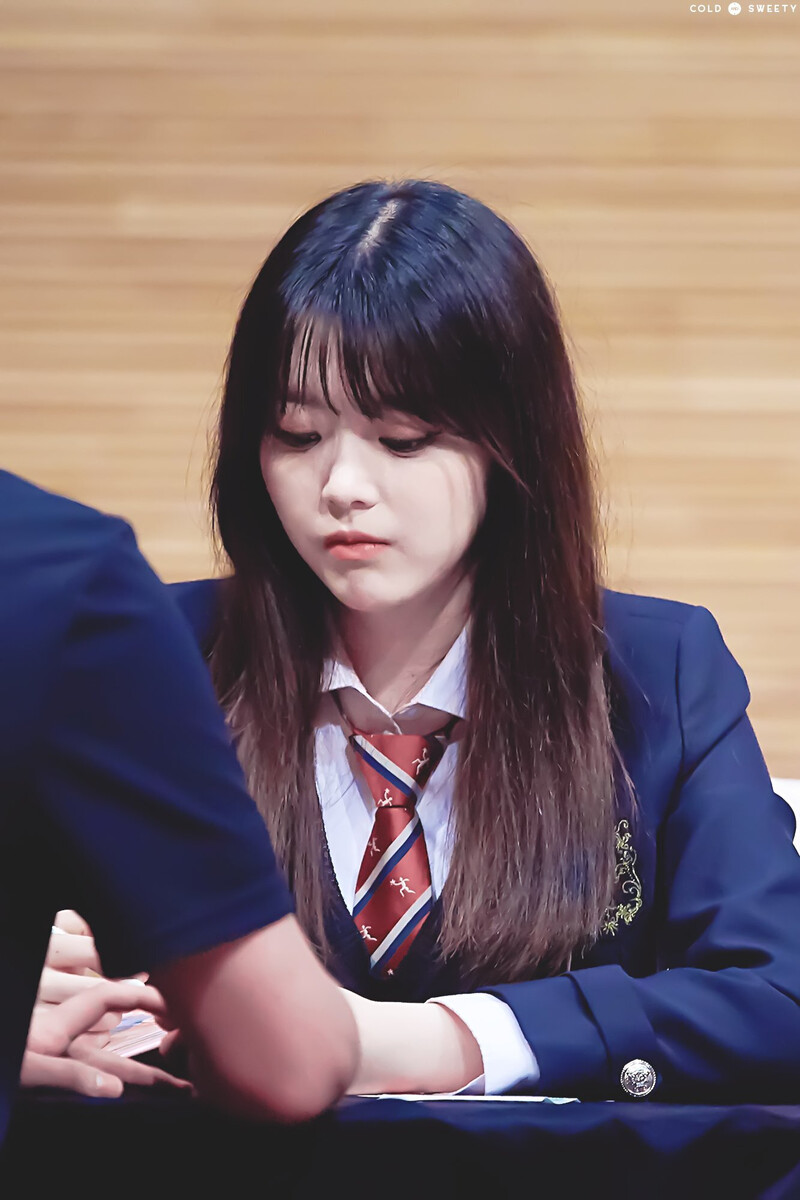 180519 Weki Meki Suyeon at 'Lucky' Fansign documents 1