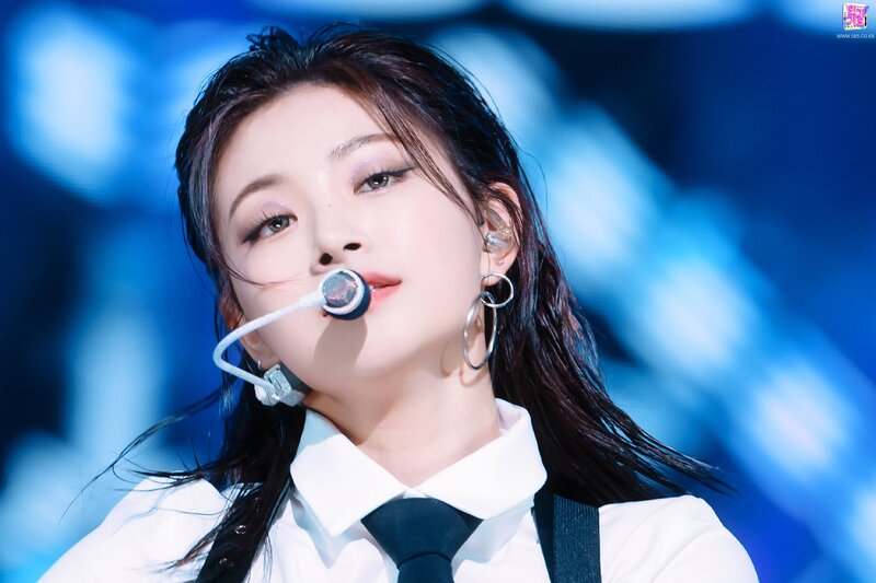 211212 EVERGLOW Yiren - "Pirate" at Inkigayo documents 2