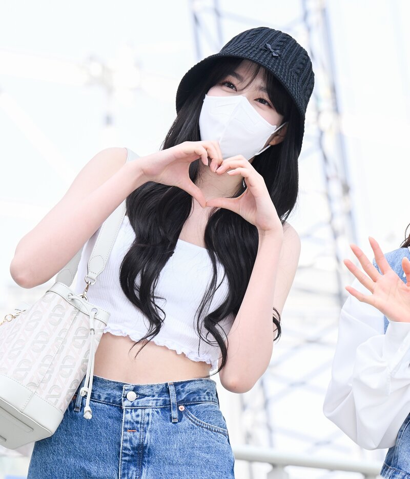 220520 STAYC's Yoon at Incheon International Airport for KCON USA 2022 documents 7