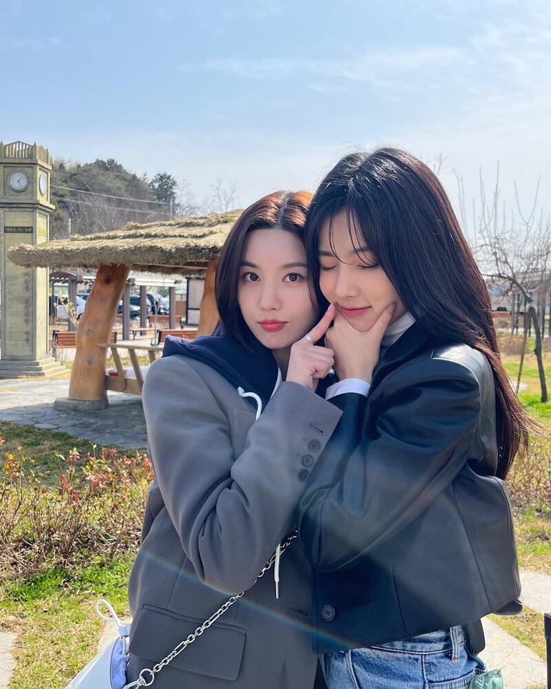 220530 Kwon Eunbi Instagram Update - Eunbi and Hyewon documents 1