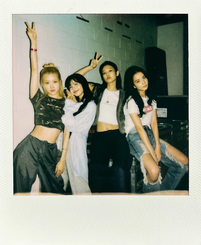 220829 - JISOO Instagram Update with Blackpink documents 1