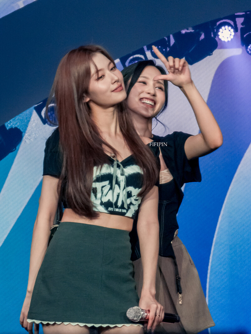 230923 TWICE Sana & Mina - ‘READY TO BE’ World Tour in Bangkok Day 1 documents 3