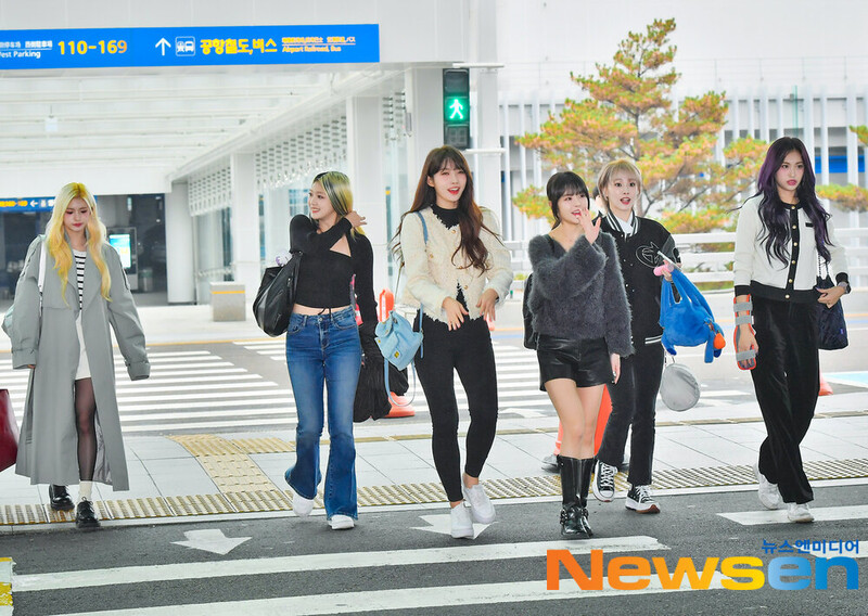 231031 EVERGLOW at Incheon International Airport documents 2