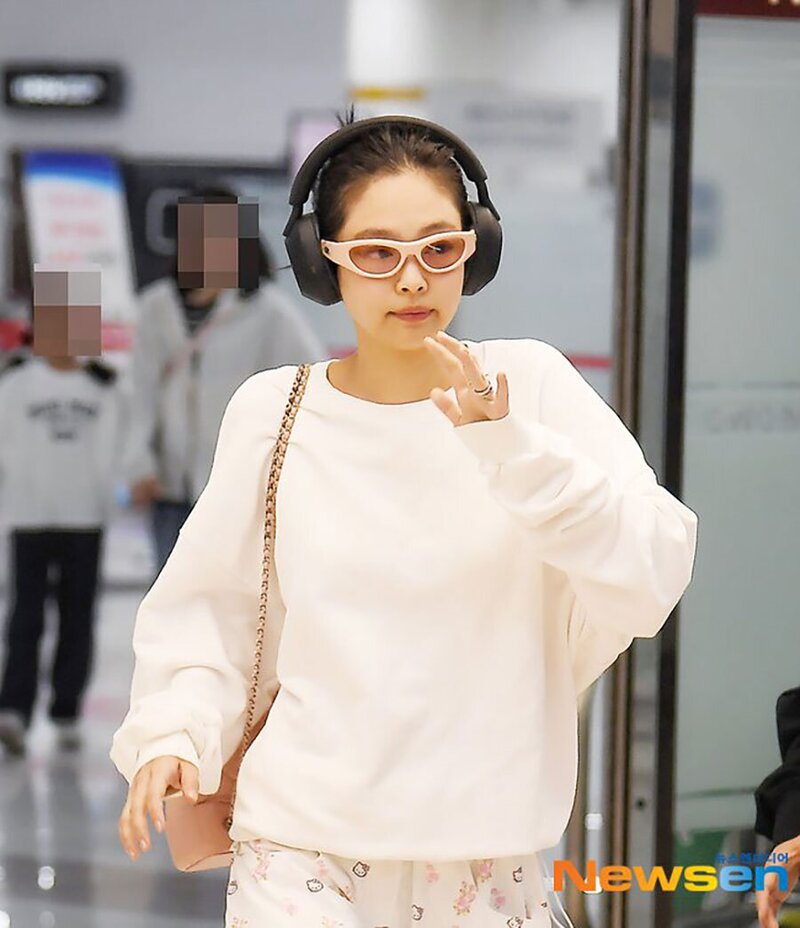 240502 JENNIE at the Gimpo Airport documents 3