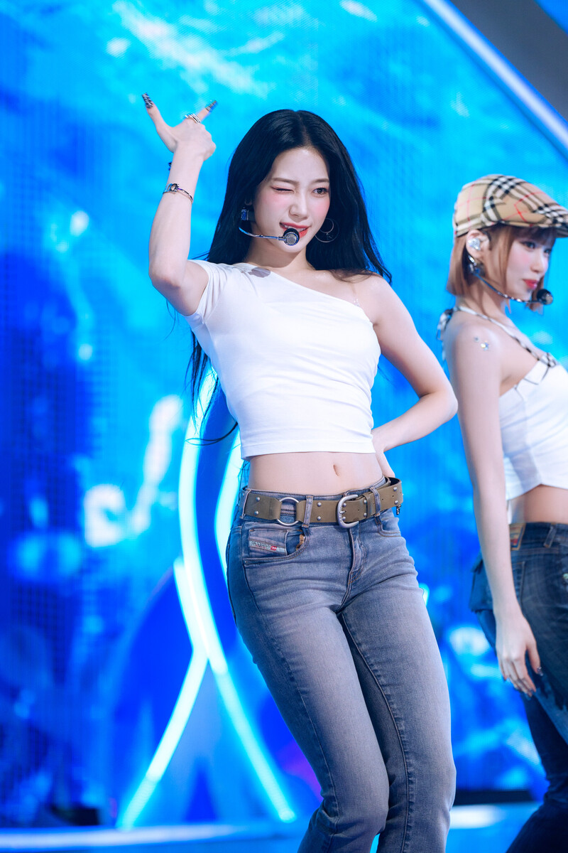 240901 LE SSERAFIM Kazuha - 'Crazy' + '1-800-hot-n-fun' at Inkigayo documents 4