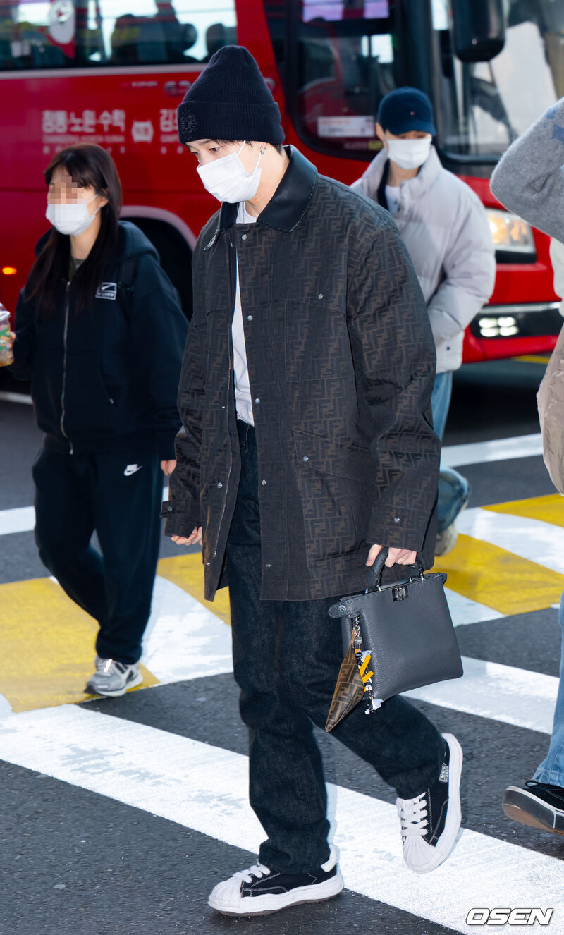 241220 Stray Kids Bangchan at Incheon Airport documents 2