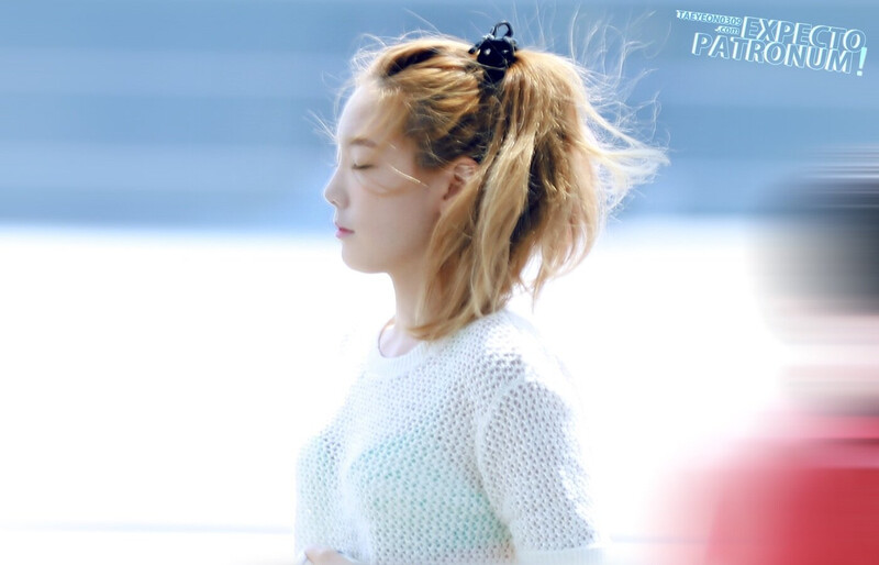 130621 Girls' Generation Taeyeon at Incheon Airport documents 1