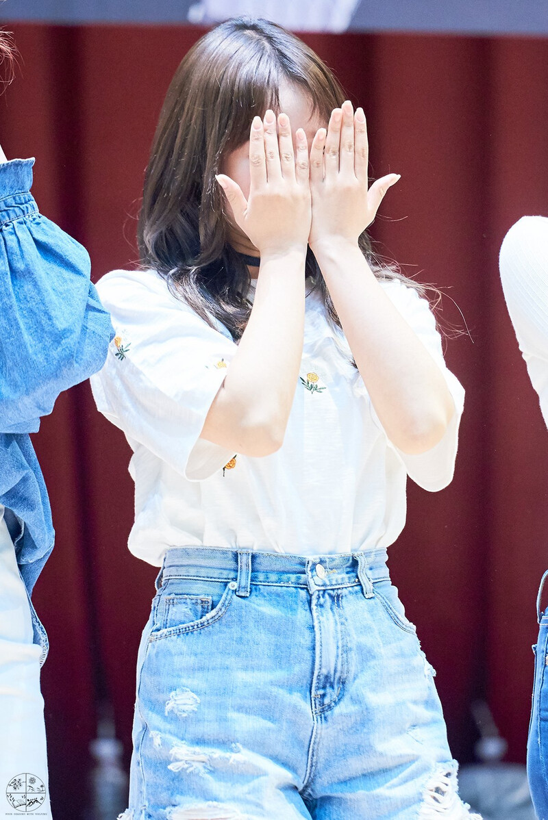 180429 Weki Meki Yoojung at Hongdae 'Lucky' Fansign documents 1