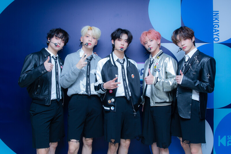 230129 SBS Twitter Update - TXT at Inkigayo Photo Wall | kpopping