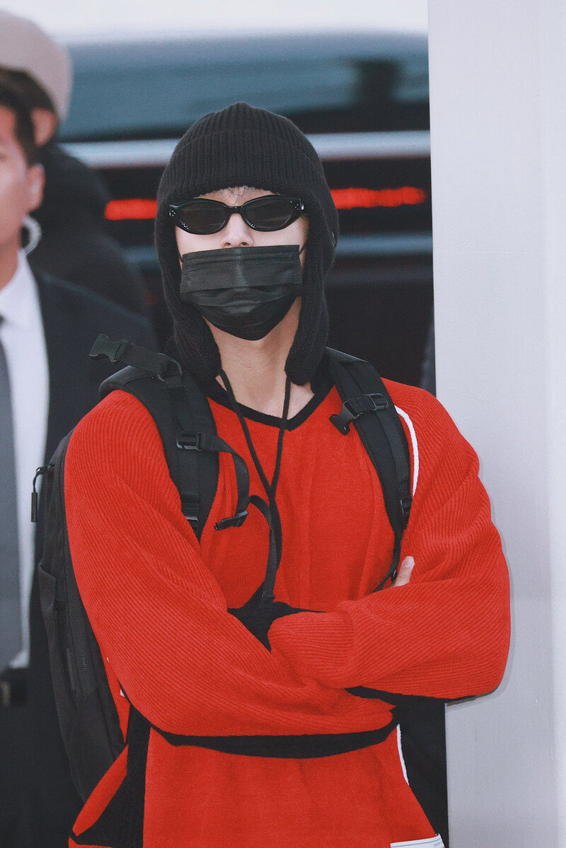 241121 SEVENTEEN Mingyu at Incheon International Airport documents 3