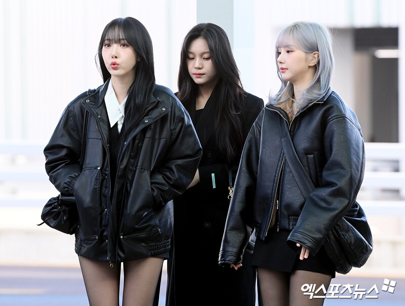 250102 GFRIEND at Incheon International Airport documents 2