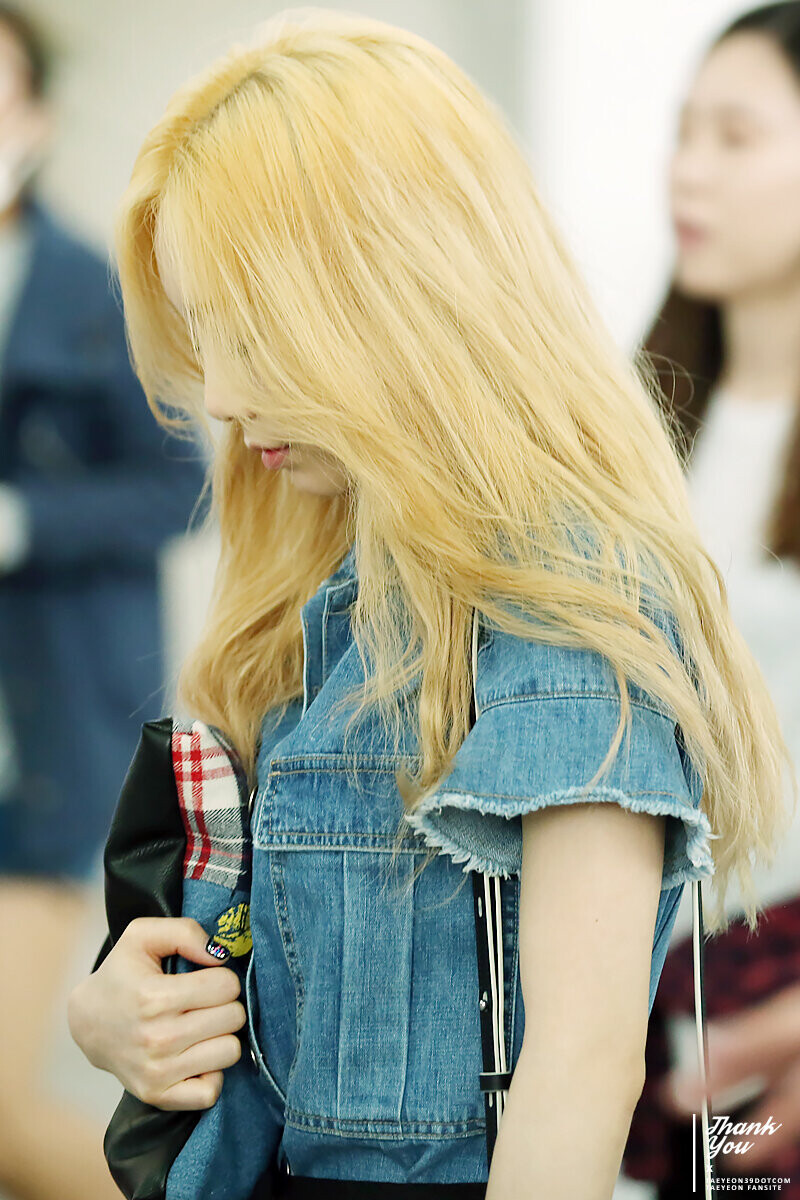 150610 Girls' Generation Taeyeon at Incheon Airport documents 15