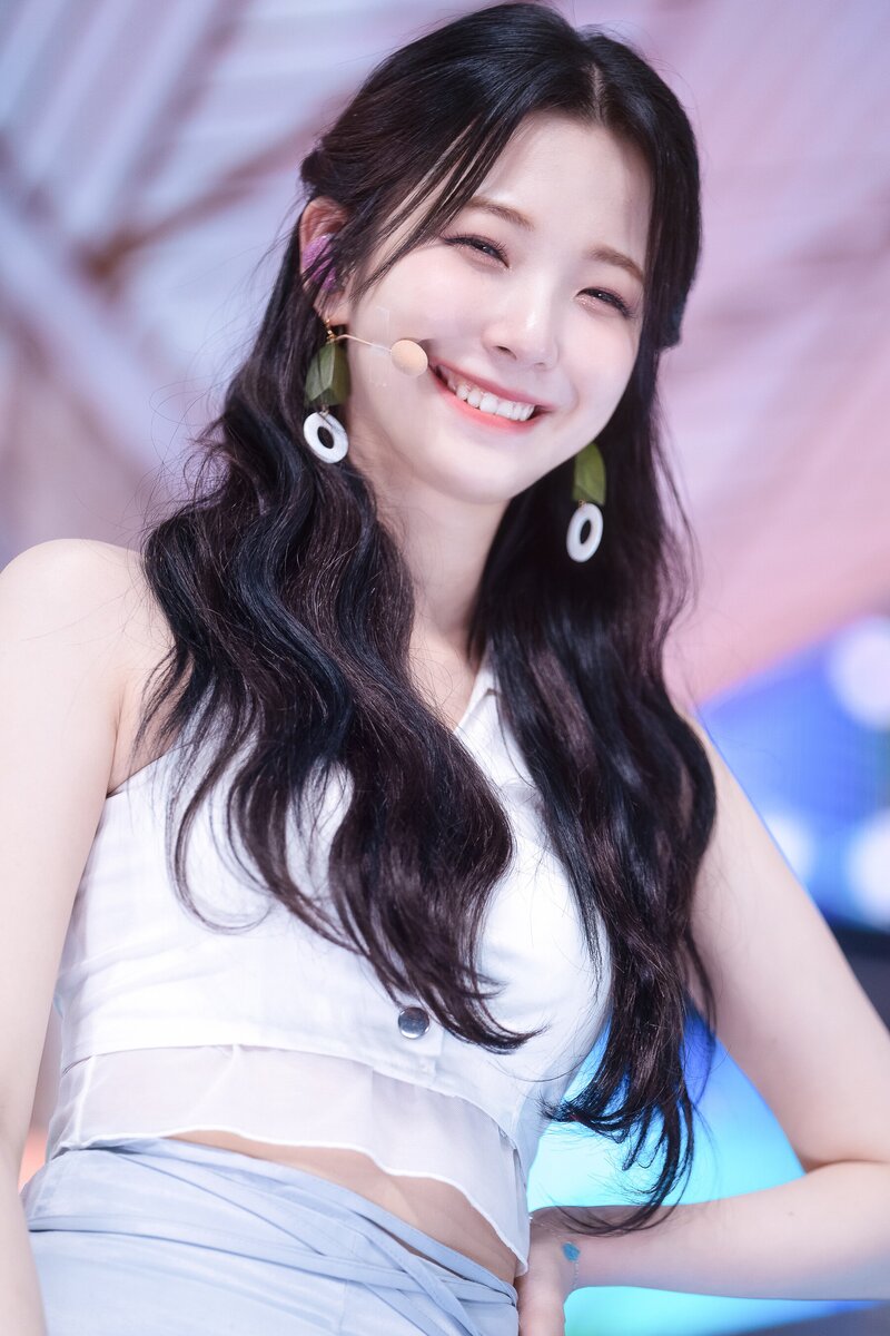 220703 fromis_9 Jiheon - 'Stay This Way' at Inkigayo documents 27