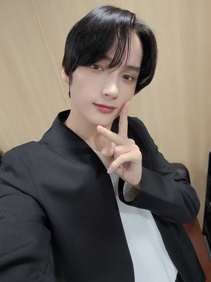 221008 TXT Twitter Update - Huening Kai documents 2