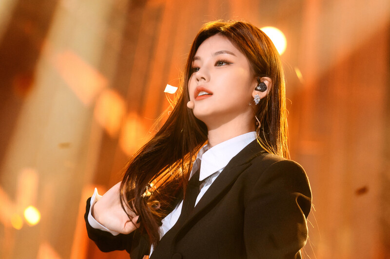 221204 ITZY Yeji - 'Cheshire' at Inkigayo documents 8