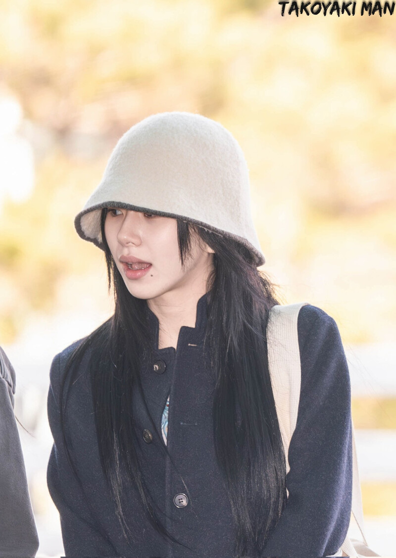 240131 TWICE Chaeyoung at Incheon International Airport documents 2